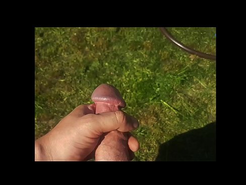❤️ Vruća zgodnica jebe svoju ružičastu macu i svršava špricom u ljetnom vrtu Seks video na hr.porn-mate.ru